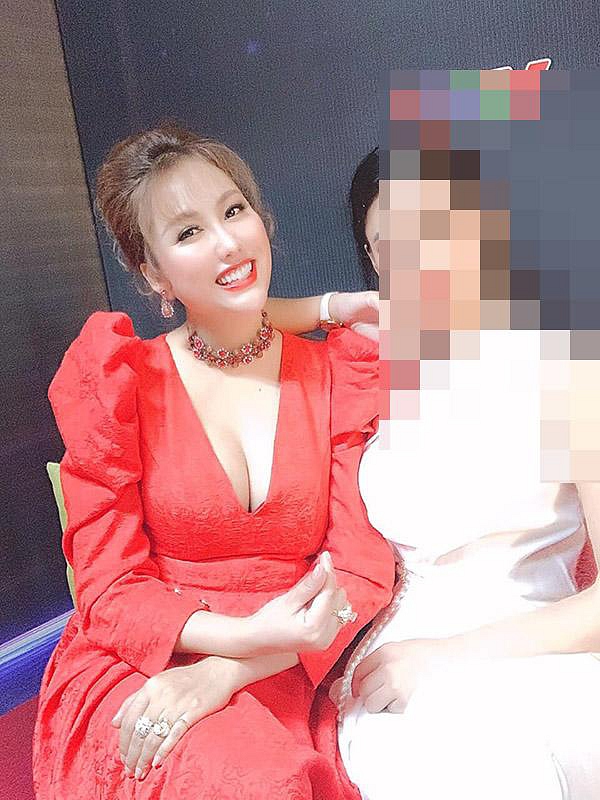 Ít giờ trước, Phi Thanh Vân đăng tải loạt ảnh lên trang cá nhân. Sau ồn ào ngoại hình xuống cấp, Phi Thanh Vân đã chỉn chu hơn và xuất hiện với vẻ ngoài lộng lẫy. Tuy nhiên, điều khiến cư dân mạng chú ý là chiếc cằm chẳng mấy ăn nhập với gương mặt của 