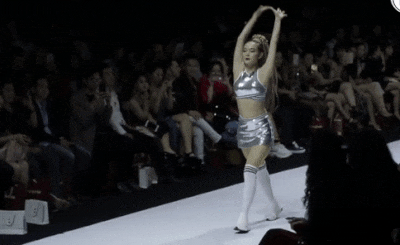Chắc hẳn chưa ai quên pha nhào lộn suýt ngã sấp mặt của Minh Hằng trên sàn diễn Vietnam International Fashion Week 2019.    