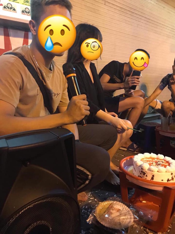 Chàng trai làm lễ chia tay vui vẻ.