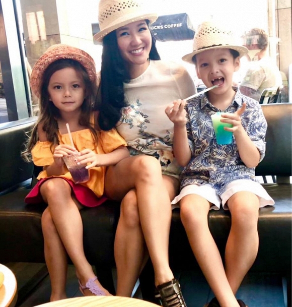 Hai con Hồng Nhung rất ngoan ngoãn và thông minh.  