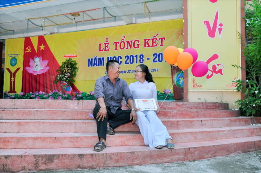 Người cha đến chúc mừng cô con gái nhỏ trong ngày lễ tổng kết.