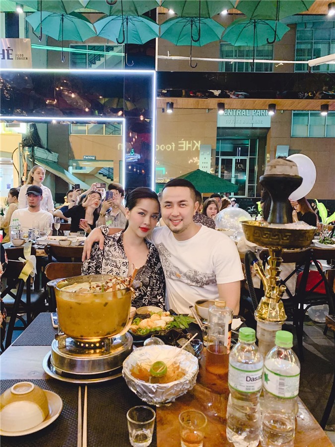 Chị dâu Bảo Thy tái xuất rạng ngời sau khi sinh con trai Cao Triết.    