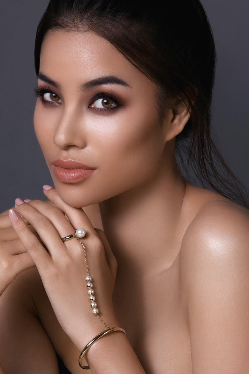 Phạm Hương tung bộ ảnh bán nude gợi cảm.    