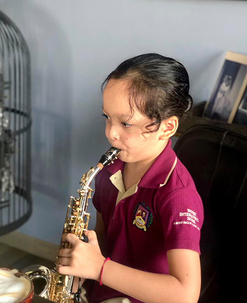 Bé Tôm yêu thích saxophone.    