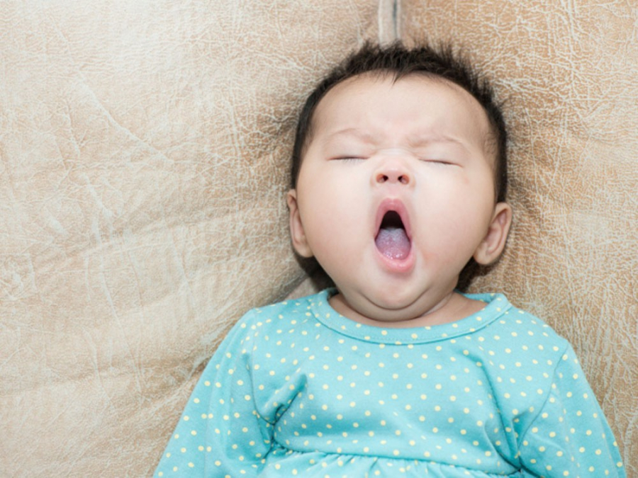 Trẻ thức dậy quan sát mọi thứ 