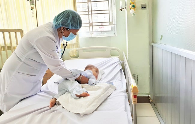 Bé 2 tháng viêm phổi nặng nhưng cha mẹ chủ quan