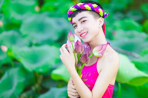 Nam sinh chụp ảnh ở đầm sen gây tranh cãi.