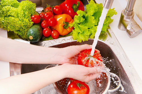 Nên ngâm rau qua nước muối