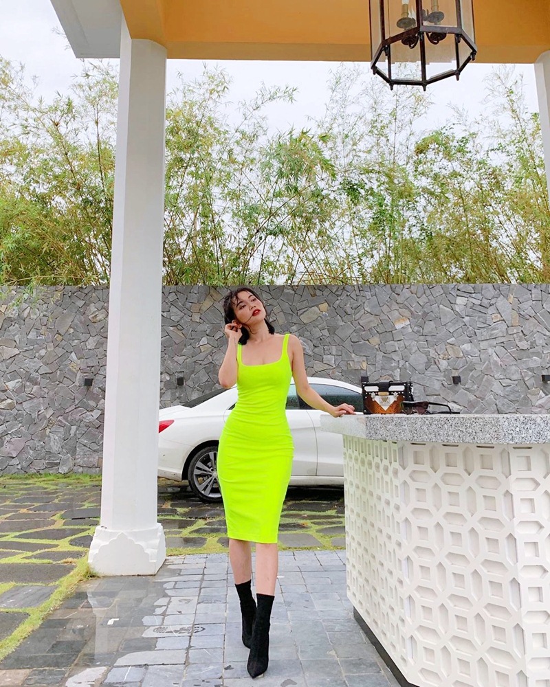 Neon lại một nữa chinh phục được thêm cả Sĩ Thanh. Cô nàng khiến fans xuýt xoa vì thân hình đồng hồ cát vạn người mê khi diện đầm bó, có tông màu dạ quang chói mắt.  
