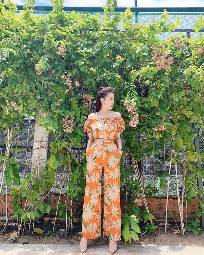 Set đồ matchy-matchy, họa tiết hoa bản lớn trên nền vải cam không chỉ lan tỏa không khí tươi mới ngày hè mà còn giúp Hoa hậu Doanh nhân Lam Cúc khoe được các “điểm vàng” Sh88bet đăng ký miễn phí.  