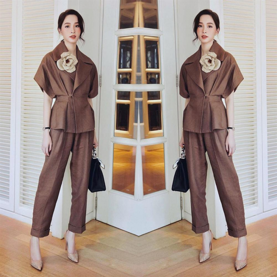 Bữa tiệc sinh nhật của Hoa hậu Hà Kiều Anh diễn ra mới đây có sự góp mặt của nhiều người đẹp Vbiz. Trong đó, Hoa hậu Đặng Thu Thảo gây chú ý ngay khi xuất hiện. Nhan sắc thì miễn chê nhưng điều khiến fan lo lắng chính là vóc dáng ngày càng gầy gò của Hoa hậu Việt Nam 2012.    Không váy áo lộng lẫy, cô diện set đồ của NTK Đỗ Mạnh Cường gồm áo dáng vest và quần ống rộng xắn gấu theo phong cách matchy-matchy. Thân hình cò hương của mỹ nhân họ Đặng như bơi trong bộ Shbet999 com đăng nhập rộng thùng thình. 