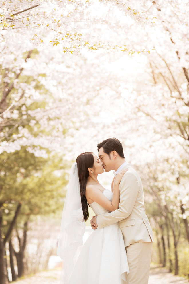 Bộ ảnh được chụp theo chủ đề hoa anh đào - loại hoa đặc trưng của mùa xuân Hàn Quốc. Dương Khắc Linh và bạn gái không ngần ngại thể hiện những khoảnh khắc tình tứ trước ống kính. Nhạc sĩ 39 tuổi từng chia sẻ ngay từ thời điểm mới yêu anh đã nhận ra Sara Lưu là người con gái anh muốn ở bên suốt cuộc đời. 