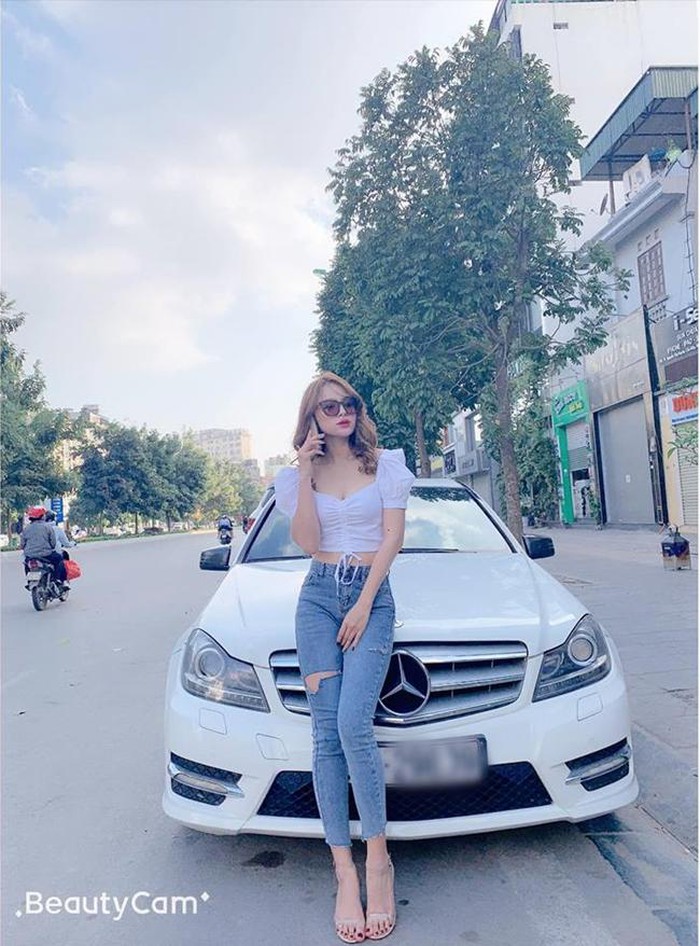 Ngọc Anh - bà xã Duy Nam cũng sở hữu một chiếc xế hộp sang trọng màu trắng.    