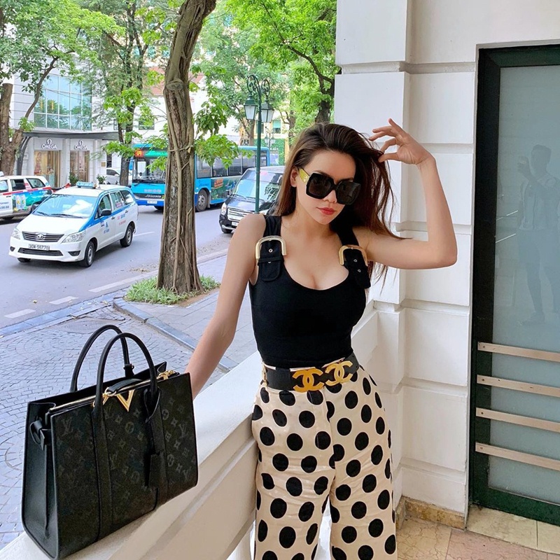 “Cắm thùng” áo tank bó sát với quần ống rộng, Hồ Ngọc Hà đã phô diễn vòng eo “thắt cổ chai” đáng ngưỡng mộ. Người đẹp còn khoe khéo chiếc túi Louis Vuitton mới toanh, nâng tầm bộ cánh xuất sắc.  