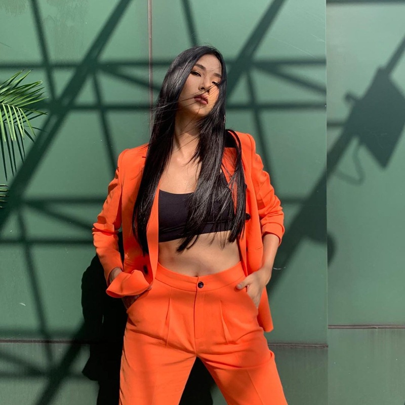 Hoàng Thùy tôn vòng eo săn chắc với bộ suits màu cam neon chói lòa, mix theo công thức khoe nội y có phần dạn dĩ. Tông màu neon hiện cũng đang là xu hướng “hot” trong mùa hè năm nay.  