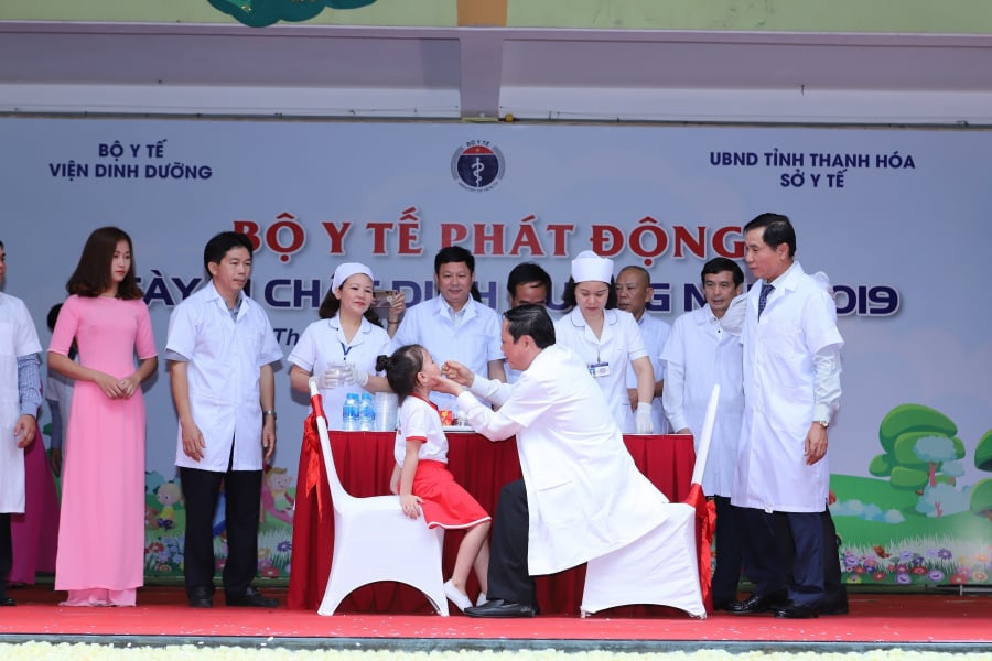 GS.TS Nguyễn Viết Tiến – Thứ trưởng thường trực Bộ Y Tế cùng các đại biểu khách mời cho các em học sinh uống Vitamin A, một trong những vi chất dinh dưỡng quan trọng giúp tăng trưởng, nâng cao tầm vóc, sức khỏe, trí tuệ và chất lượng Shbet16 chơi game trực tuyến