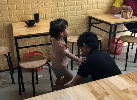 Người đàn ông quan tâm hết mực đến con cái.