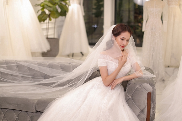 Bộ đầm cưới thứ hai lại hiện đại hơn với phần vai bẹt quyến rũ.  