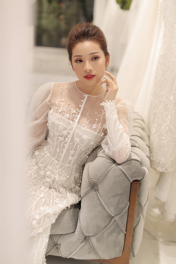 Sara Lưu trong Shbet999 com đăng nhập cưới kín đáo và cổ điển.  
