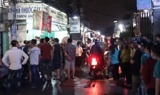 Rất đông người dân theo dõi công an làm việc.