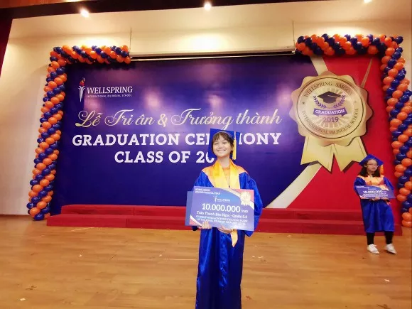 Vũ Thu Phương khoe ảnh đi dự lễ tổng kết năm học của con gái chồng.