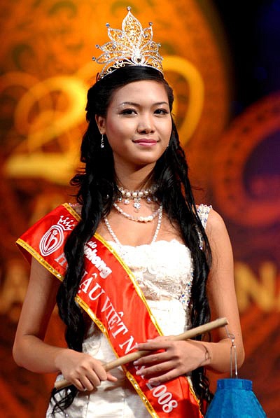 9-nam-sau-dang-quang-hoa-hau-thuy-dung-gio-ra-sao-87d572