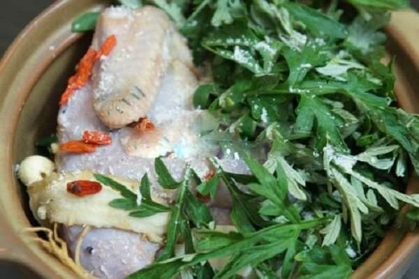 Gà hấp ngải cứu muối