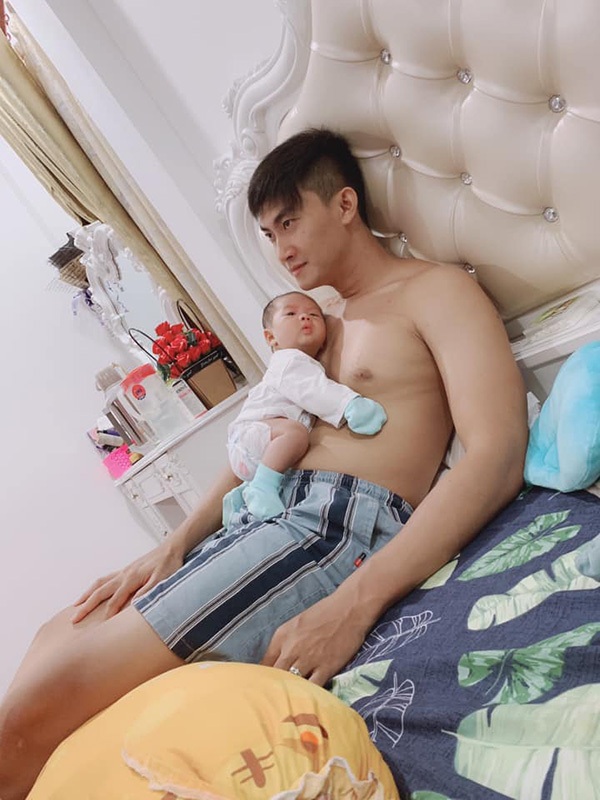 Ông chồng đảm đang chăm con.