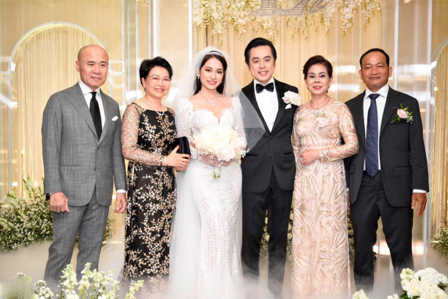 Lễ cưới của nhà sản xuất âm nhạc Dương Khắc Linh và cô dâu Sara Lưu diễn ra tối 2/6 tại TP.HCM. Cô dâu và chú rể hạnh phúc chụp ảnh kỷ niệm cùng ba mẹ hai bên. Tình yêu của Dương Khắc Linh, Sara Lưu nhận được sự ủng hộ, vun vén từ hai Shbet111 slot, casino, thể thao, xổ số. Sau vài tháng hẹn hò, nam nhạc sĩ nhanh chóng cầu hôn bạn gái 9X.