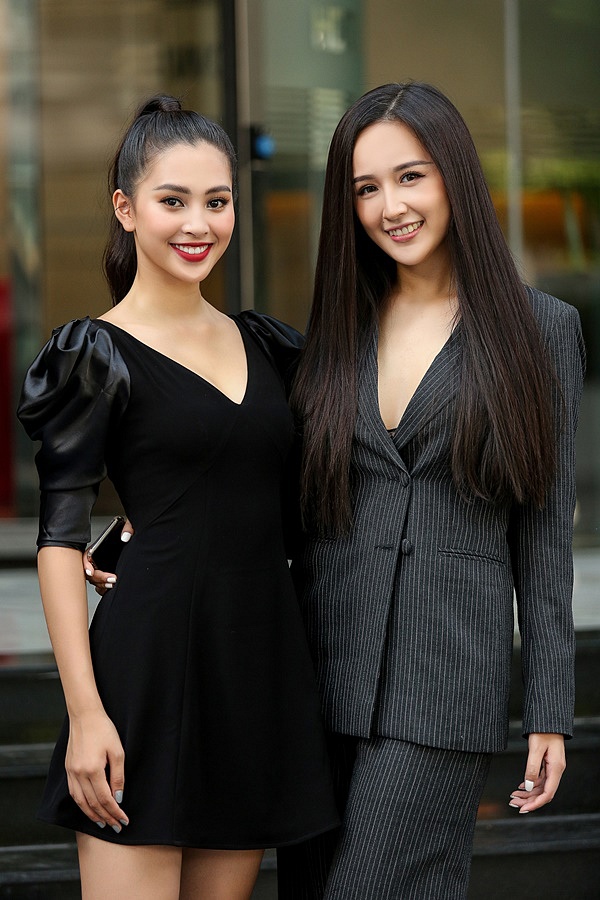 Lần đầu tiên Mai Phương Thúy và Tiểu Vy đứng chung một khung hình.    