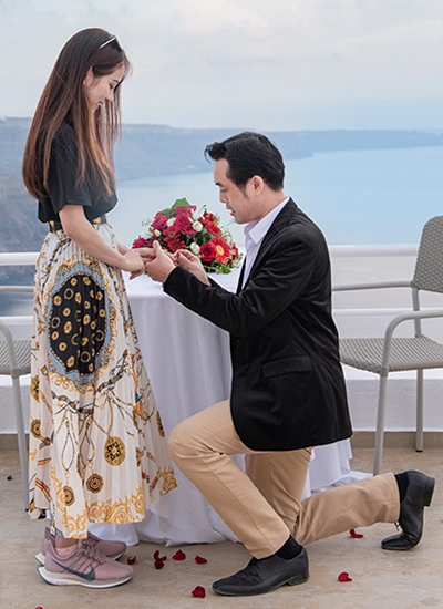 Dương Khắc Linh quỳ gối cầu hôn Ngọc Duyên.  