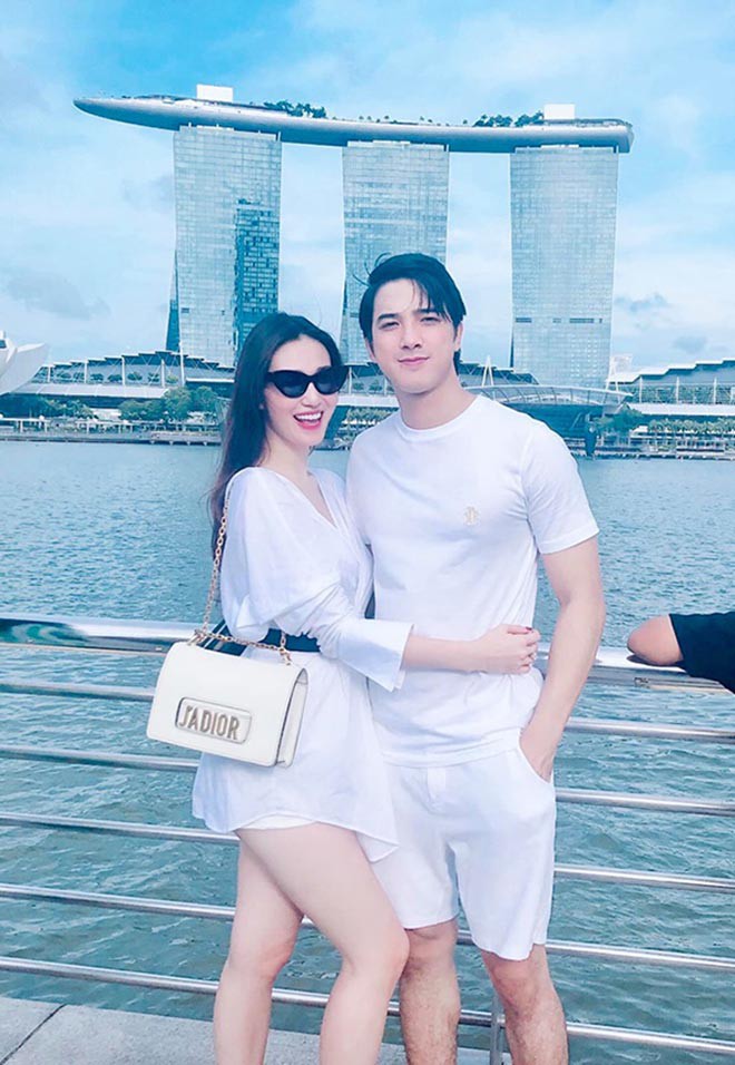 Diễn viên Tiến Vũ thường xuyên có những hành động tình tứ với Khánh My, thậm chí còn gọi nữ người mẫu là “vợ” trên mạng xã hội.