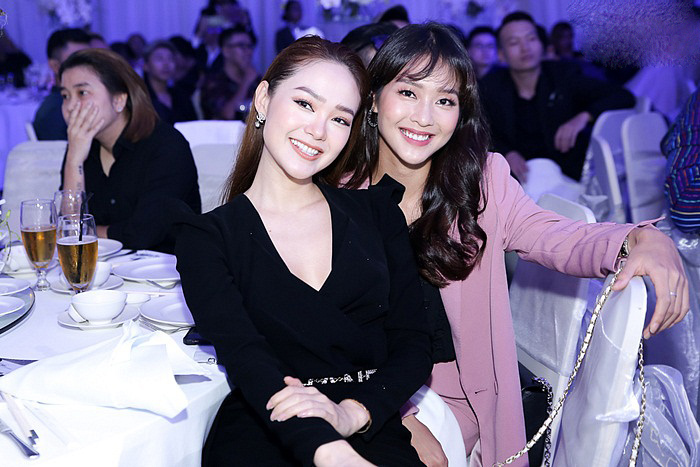 Chiếc cằm dài khiến nụ cười của Minh Hằng khá gượng gạo.    
