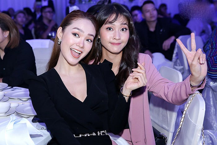 Mặc dù xuất hiện với diện mạo tươi tắn, tuy nhiên trong nhiều khoảnh khắc, giọng ca Một vòng trái đất vẫn để lộ chiếc cằm dài và thiếu tự nhiên.