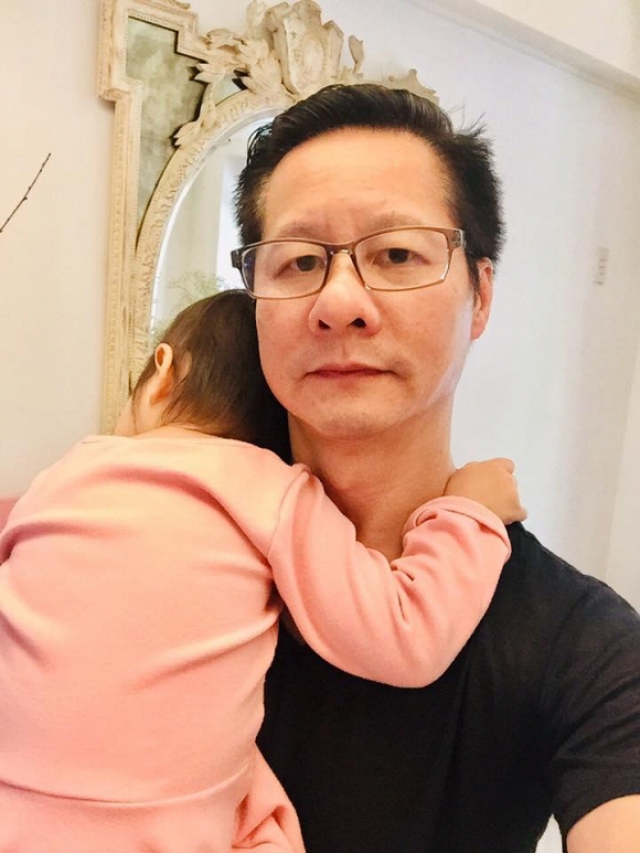 Chồng Phan Như Thảo gửi lời xin lỗi kèm câu chuyện về lần lỡ lời chửi thề trước mặt con gái.    