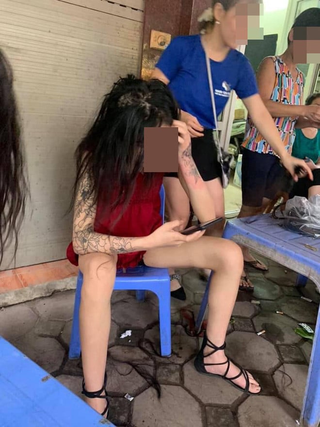 Cô gái trẻ bùng tiền nối tóc.
