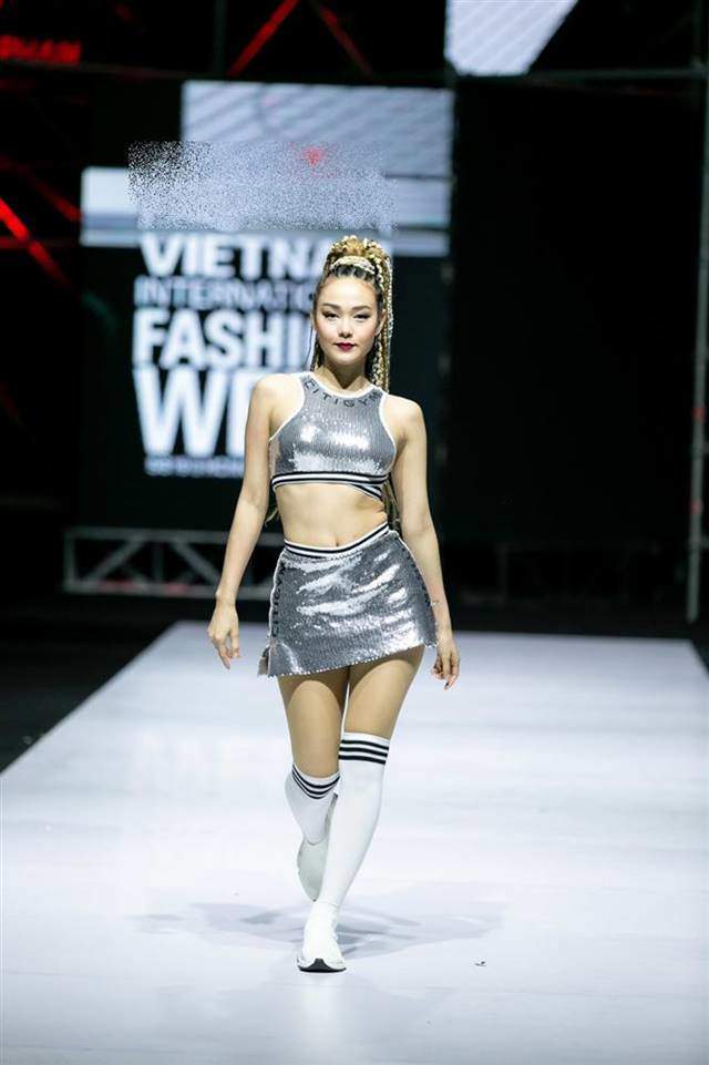 Gương mặt tròn đầy và chiếc cằm không còn nhọn hoắt đáng sợ như lúc trước.    