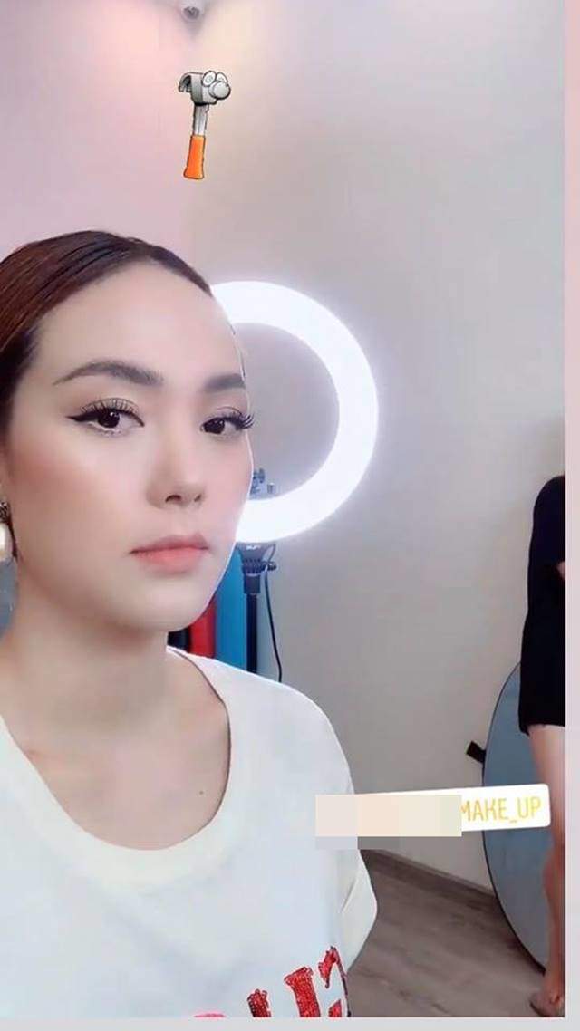 Thậm chí trong vài tấm hình selfie, Minh Hằng còn gây bất ngờ với khuôn mặt bầu bĩnh.    