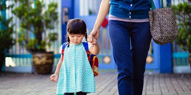 Cha mẹ nên chọn cho con những bộ váy thoáng mát