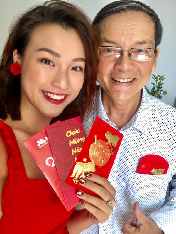 Người đẹp chia sẻ, cô và bố đang lưu thông trên đường thì bị 1 chiếc xe máy khác chở đồ cồng kềnh “lạng lách” qua khiến cho xe của cô cùng 1 người khác nữa bị ngã. Thế nhưng Á hậu vô cùng bức xúc khi người gây ra tai nạn cho cô lại chỉ xin lỗi một cách hời hợt để “qua chuyện”.