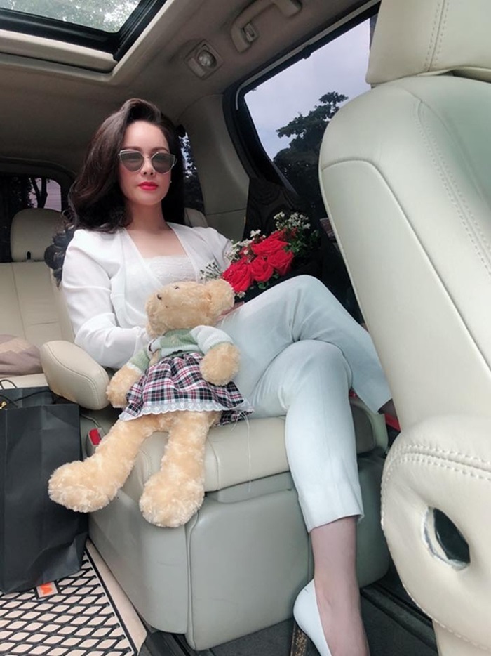 Tuy nhiên, những năm gần đây, ca sĩ quê Thanh Hóa thường khiến mọi người trầm trồ với những ảnh chụp trong chiếc xe mới. Không gian rộng rãi và nội thất sang chảnh bên trong xe cho biết đây là mẫu xe rất đắt giá.  