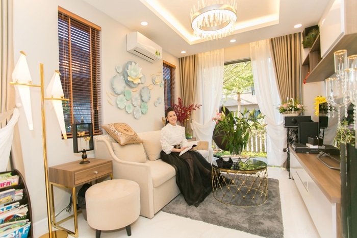 Nhật Kim Anh bắt đầu đi hát từ năm 2001 khi chỉ mới 16 tuổi. Những năm cuối thập niên 2000, cái tên Nhật Kim Anh làm mưa làm gió thị trường âm nhạc Việt Nam. Khi thấy tên tuổi hạ nhiệt, nữ ca sĩ chuyển sang đóng phim và trở thành gương mặt được yêu thích với hơn 30 bộ phim lớn nhỏ.  