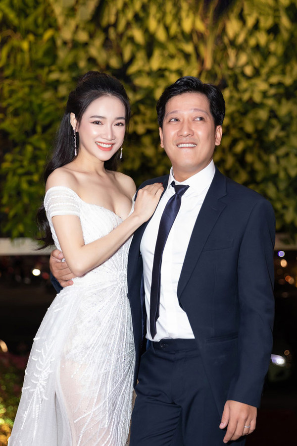 Trước đó vào ngày 20/4 vừa qua, tức là sau gần 6 tháng công chúng mới có dịp gặp lại cặp đôi này trước báo chí sau tin đồn Nhã Phương hạ sinh con gái đầu lòng.