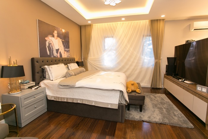 Căn biệt thự rộng 200 m2, có vị trí đắc địa, hướng nhìn đẹp, gần công viên và thuận tiện cho sinh hoạt. Nhật Kim Anh từ chối tiết lộ giá nhưng căn biệt thự được ước tính hàng chục tỷ đồng. Đây là số tiền nữ ca sĩ tích cóp nhiều năm cộng với tiền bán căn hộ cũ.  