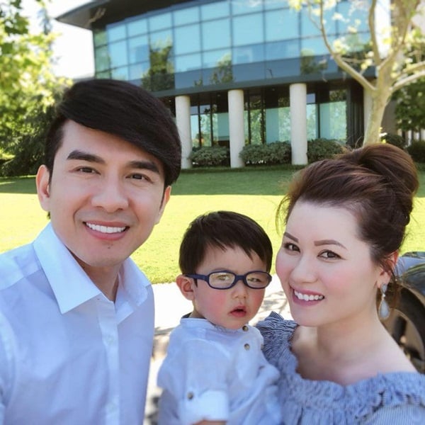 Đan Trường hạnh phúc bên vợ và con trai ở thời điểm hiện tại.