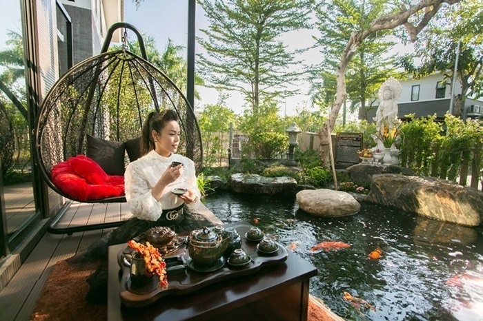 Bên ngoài, Nhật Kim Anh có một khoảng sân vườn trồng nhiều cây xanh và hồ rộng thả đầy cá chép Nhật. Đây là góc thư giãn, nghỉ ngơi đáng mơ ước với bất cứ ai sống trong thành phố.  