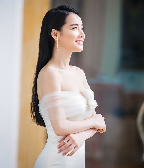 Nhã Phương vẫn được khán giả đánh giá cao ở phong cách thời trang, hiếm khi lọt top sao mặc xấu ở làng giải trí. Có lẽ sự quay trở lại lần này với phong cách nhẹ nhàng quyến rũ khiến cô nhận được nhiều lời khen gợi hơn. Song style váy áo trễ nải vòng 1 yêu thích của người đẹp cũng nhiều lần khiến cô nhiều phen khốn đốn.    