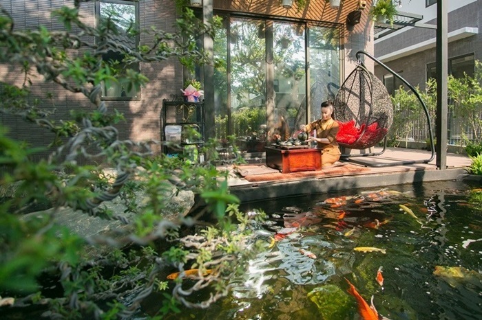 Nhật Kim Anh là người hướng Phật nên từ trong nhà ra ngoài vườn đều đặt nhiều tượng Phật hay các vật trang trí mang màu sắc tín ngưỡng.  