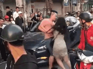 Cô vợ giằng co với chồng giữa đường.