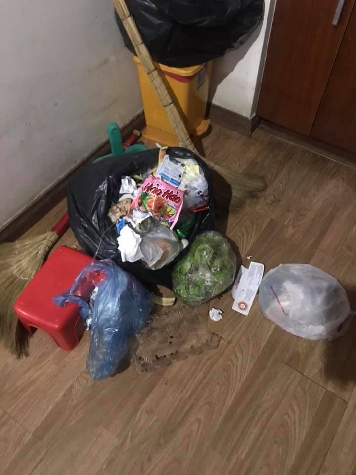 Căn phòng bừa bộn khiến ai nhìn cũng 